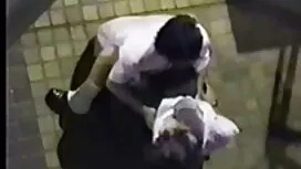 Seorang pria menjang ...
