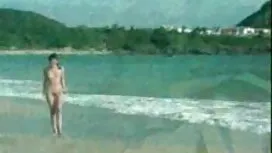 Wanita yang memegang ...