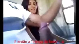 Wanita cantik menyer ...