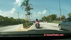 Seorang pria dengan  ...