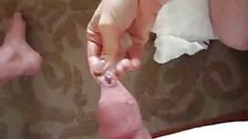Ibu dalam pakaian me ...