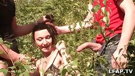 Gadis meraung dengan ...