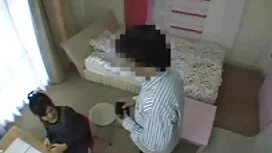 Seorang pria makan p ...